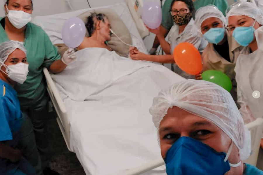 Paciente do HMAP comemora mais um ano de vida ao lado da equipe médica