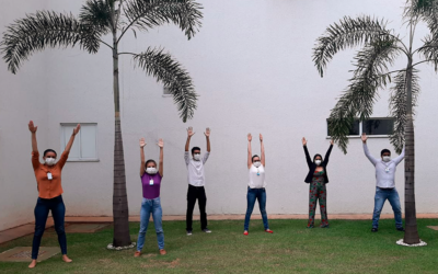 No Dia Mundial da Saúde, colaboradores do HMAP realizam ginástica laboral no jardim da unidade