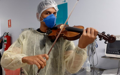 Violinista promove serenata nos corredores do Hospital Municipal de Aparecida de Goiânia