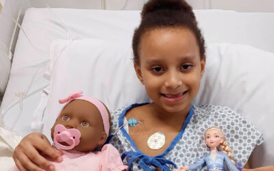 Internada com diabetes, criança ganha boneca com cateter nasal igual ao seu no HMAP