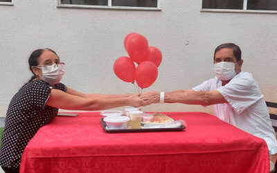 Pacientes internados no HMAP ganham café da tarde romântico com seus amores
