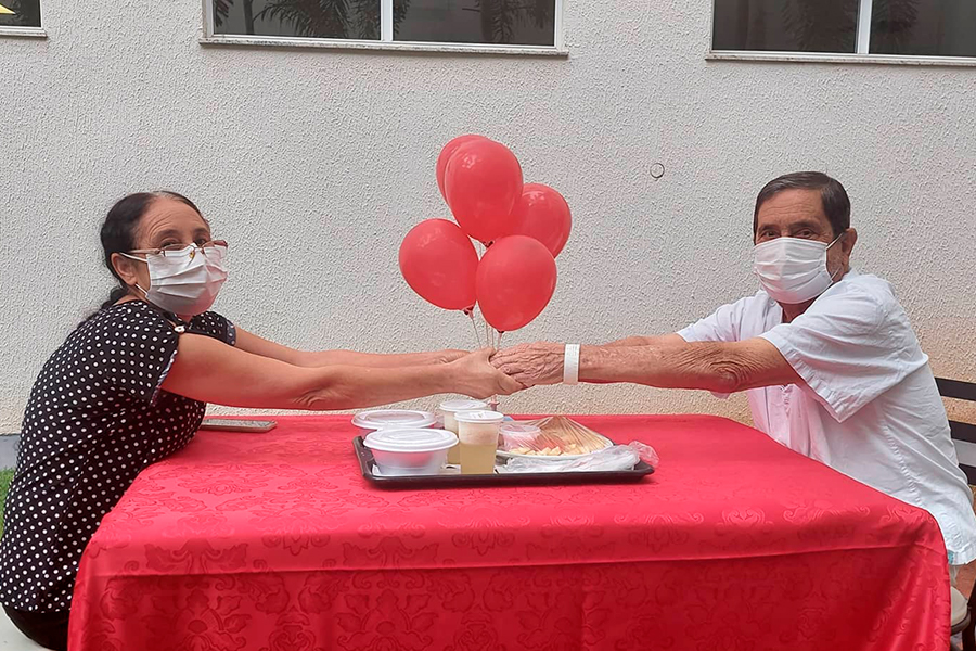 Pacientes internados no HMAP ganham café da tarde romântico com seus amores