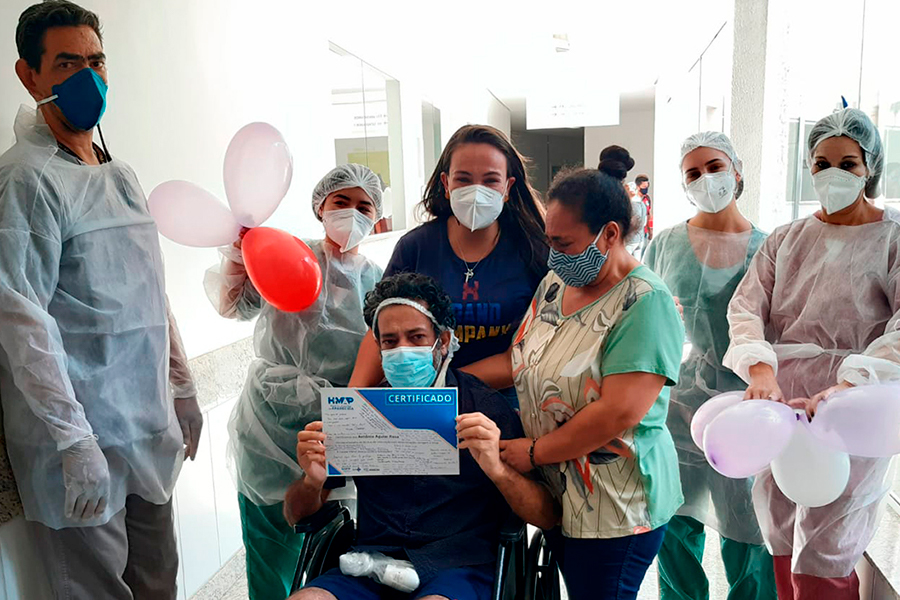Após 28 dias internado para tratamento de doença renal no HMAP, paciente recebe alta humanizada