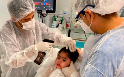 Bebê tem primeiro corte de cabelo na UTI do HMAP